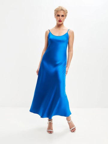 Serena Silueta Klänning 'Midi satin slip dress 'Majestic'' i blå