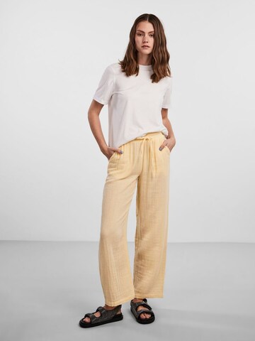 Loosefit Pantalon 'Kiara' PIECES en jaune