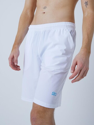 Regular Pantalon de sport 'Shorts' SPORTKIND en blanc : devant