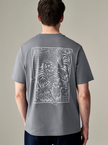 Next T-Shirt in Grau: Vorderseite