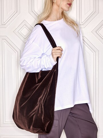 Ema Louise x ABOUT YOU Shopper 'Mara' in Brown: front