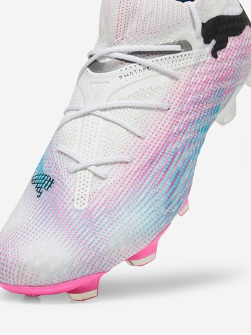 Ghete de fotbal 'Future 7 Ultimate' de la PUMA pe alb