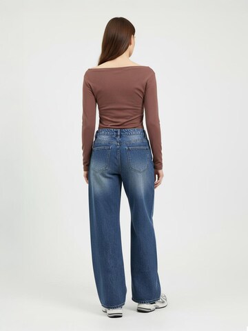 Tricou 'Dorina' de la STUDIO SELECT pe maro