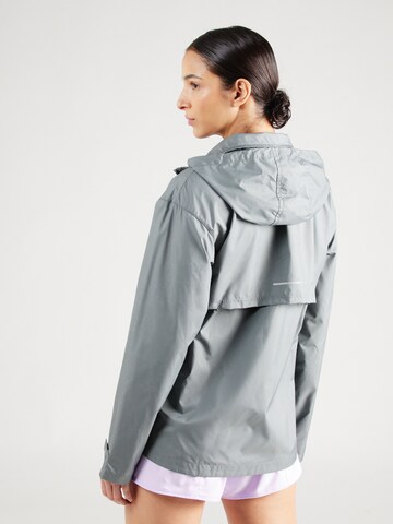 Giacca sportiva 'FAST' di NIKE in grigio