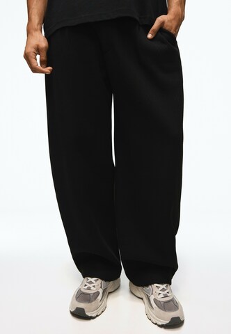 Bershka Wide Leg Bukser med lægfolder i sort: forside
