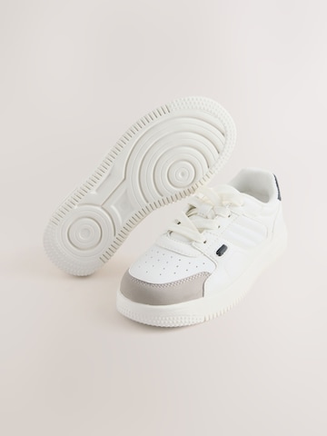Sneaker di Next in bianco