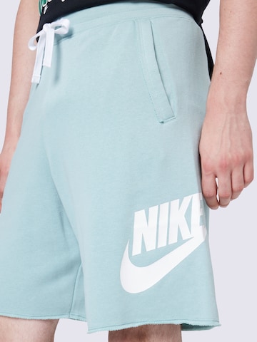 Nike Sportswear Loosefit Shorts 'Club Alumini' in Blau