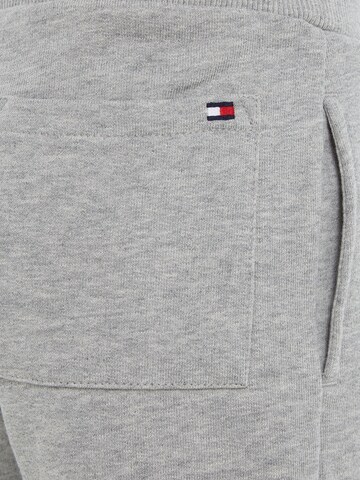 Tapered Pantaloni di TOMMY HILFIGER in grigio