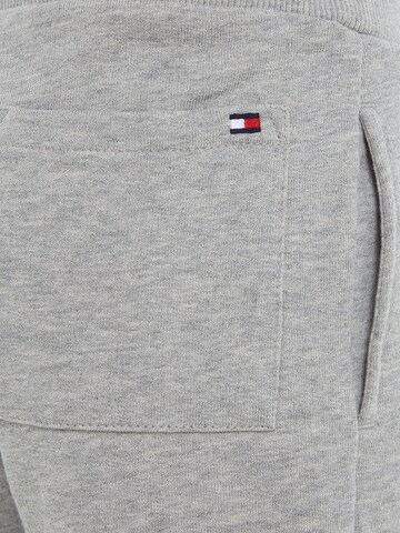 TOMMY HILFIGER Tapered Bukser i grå