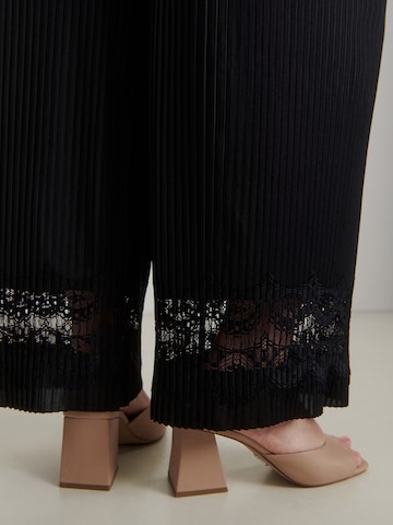 Guido Maria Kretschmer Curvy Regular Trousers 'Romina' in Black