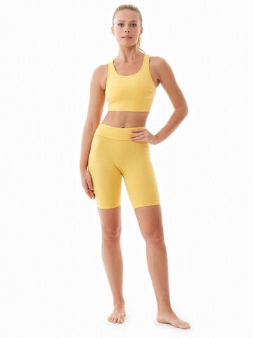 Organication Skinny Shorts in Gelb