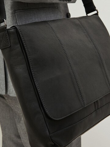 Next Messenger in Black