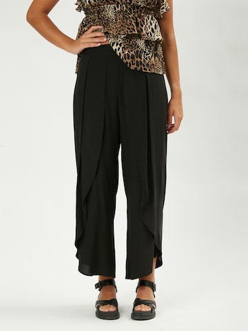 Influencer Loose fit Pleated Pants in Black: front