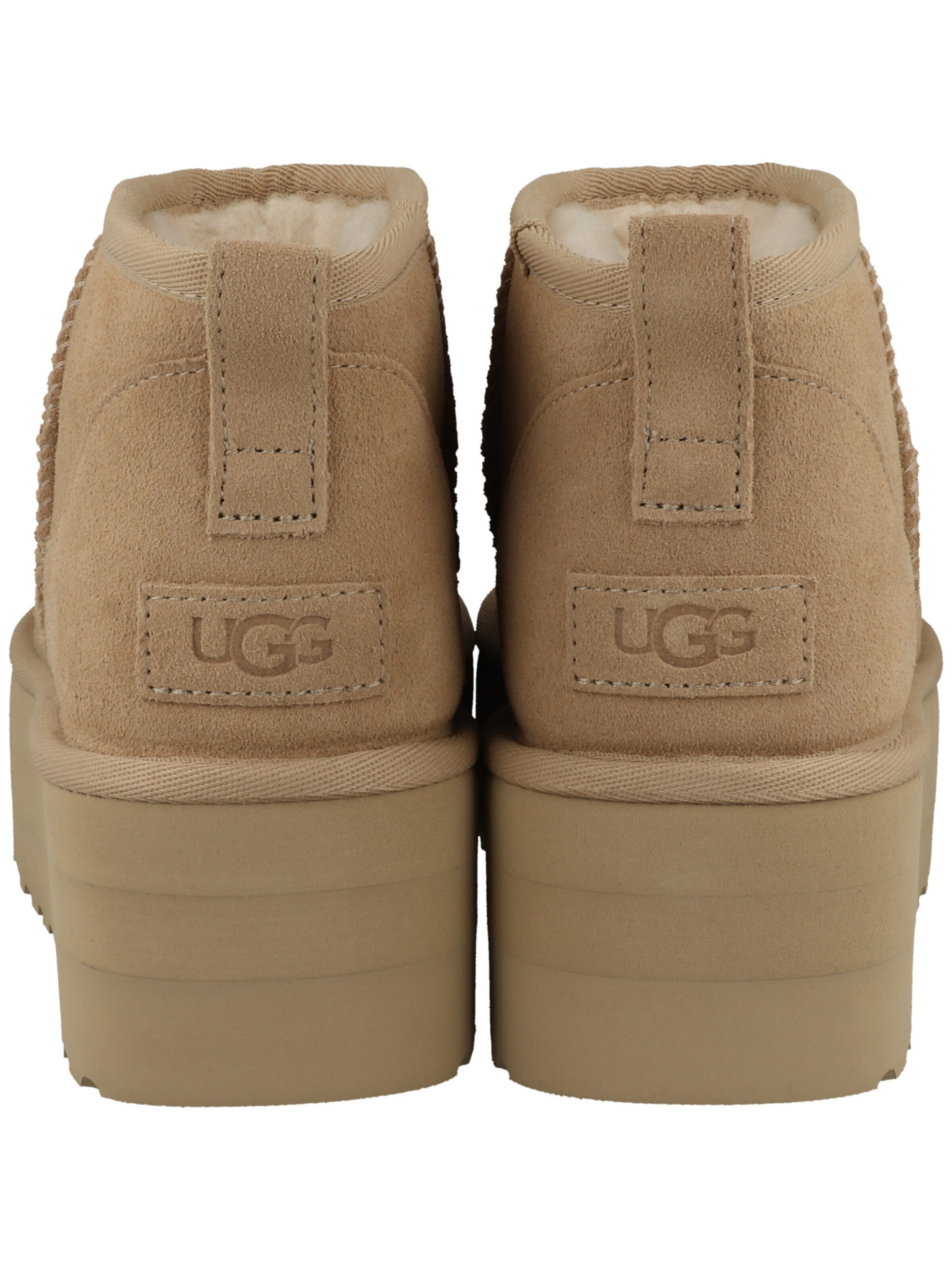 UGG - Botas 'Classic Ultra' em bege