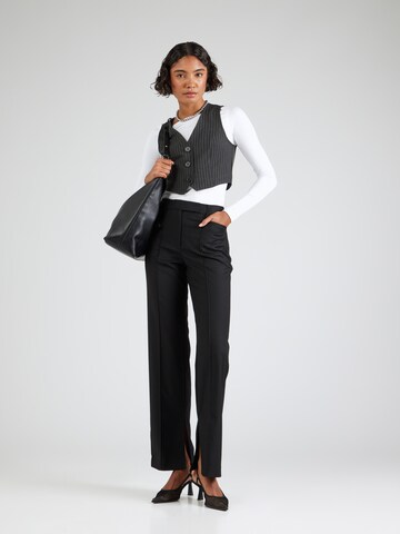 Wide leg Pantaloni con piega frontale di REMAIN in nero