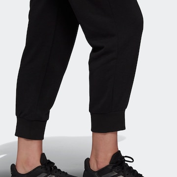 ADIDAS SPORTSWEAR - Tapered Calças de desporto 'Essentials' em preto