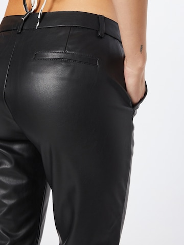 Regular Pantalon chino Molly BRACKEN en noir