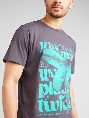 Tricou 'Stockholm Play It Twice' de la DEDICATED. pe gri