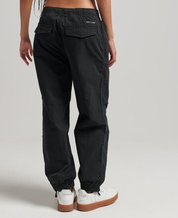 Superdry Tapered Cargohose 'Parachute' in Schwarz