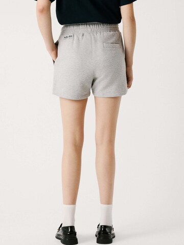 regular Pantaloni 'Red Bull Racing x Pepe Jeans' di Red Bull Racing x Pepe Jeans in grigio