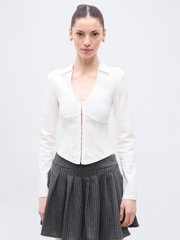 Bluză de la Gina Tricot pe alb: față