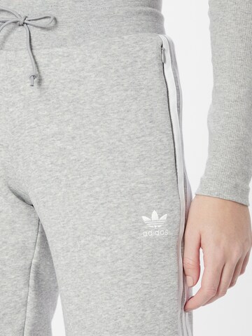 Tapered Pantaloni 'Adicolor Classics' di ADIDAS ORIGINALS in grigio