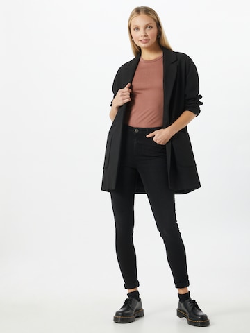 Coupe slim Jean 'Delly' PIECES en noir