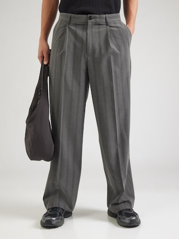 WEEKDAY Loose fit Trousers with creases 'Uno' in Grey: front