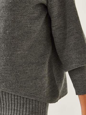 Tailleur di Bianco Lucci in grigio