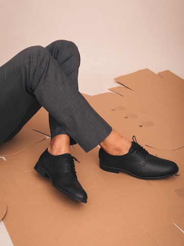 Scarpa stringata 'QUINN' di nae Vegan Shoes in nero