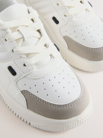 Sneaker di Next in bianco
