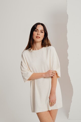 T-shirt oversize 'Luna' A LOT LESS en blanc : devant