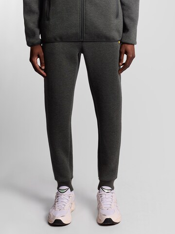 Effilé Pantalon Lyle & Scott en gris : devant