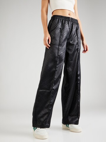 ADIDAS ORIGINALS Wide leg Broek 'Trefoil Monogram Satin' in Zwart: voorkant