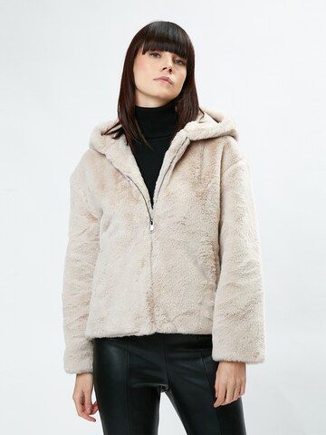 Giacca di mezza stagione di Influencer in beige: frontale