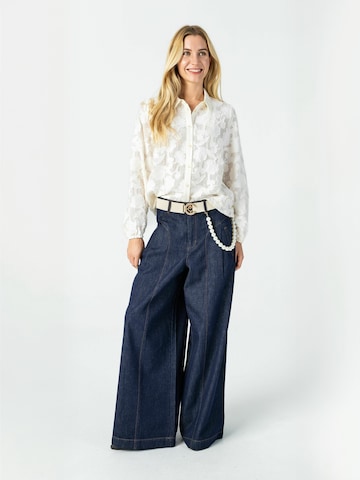 Coster Copenhagen Paita ' Flower ' värissä beige