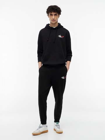 Tommy Jeans Tapered Housut värissä musta