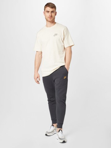 Tapered Pantaloni di Nike Sportswear in grigio