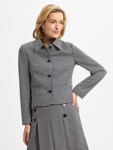 MORE & MORE - Blazer en negro: frente