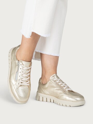 Sneaker bassa di VITAFORM in oro: frontale