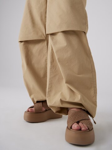 A LOT LESS - Loosefit Pantalón 'Silva' en beige