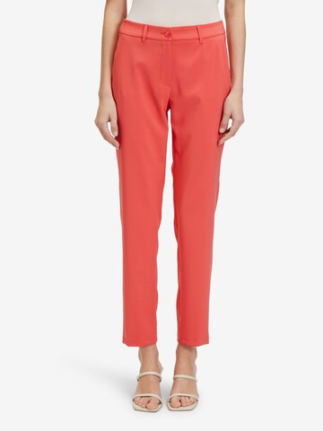 Effilé Pantalon Betty Barclay en rouge : devant