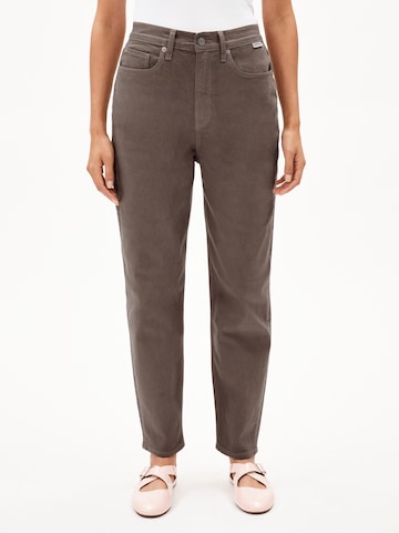 ARMEDANGELS Regular Jeans in Bruin: voorkant