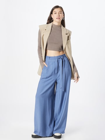 ABOUT YOU Široký strih Plisované nohavice 'Lilyan' - Modrá