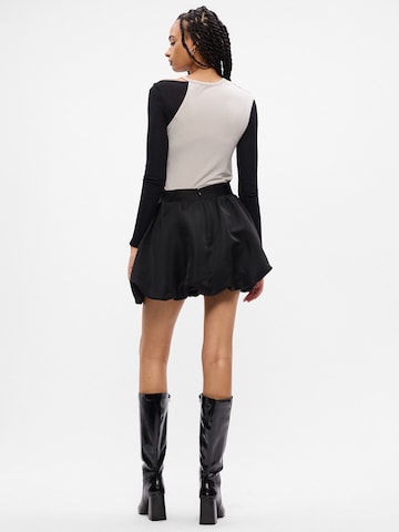 Fustă de la Gina Tricot pe negru