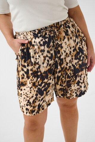 KAFFE CURVE - Loosefit Calças 'KCJulia' em castanho