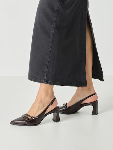 Tamaris Slingback Pumps in Brown