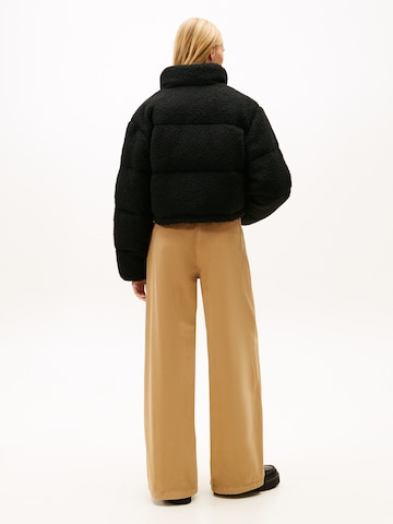 Tommy Jeans Prehodna jakna | črna barva