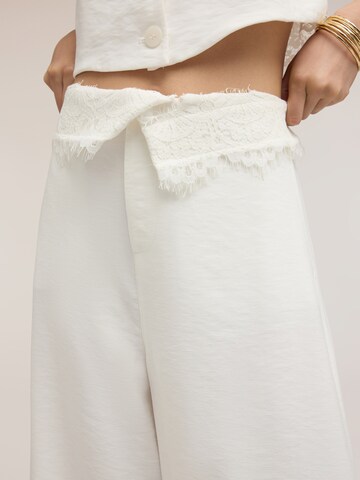 Wide leg Pantaloni di MOTIVI in bianco