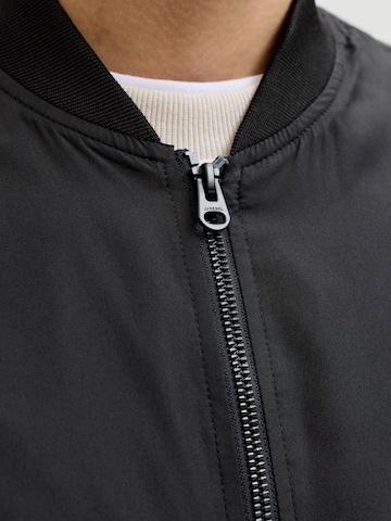 JJ Rebel Välikausitakki 'JREBLANE' värissä musta